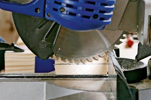 Kap och gersåg: Sågdjupet ställs i regel in med hjälp av en liten ratt på sågen. Kap och gersåg: Sågdjupet ställs i regel in med hjälp av en liten ratt på sågen.